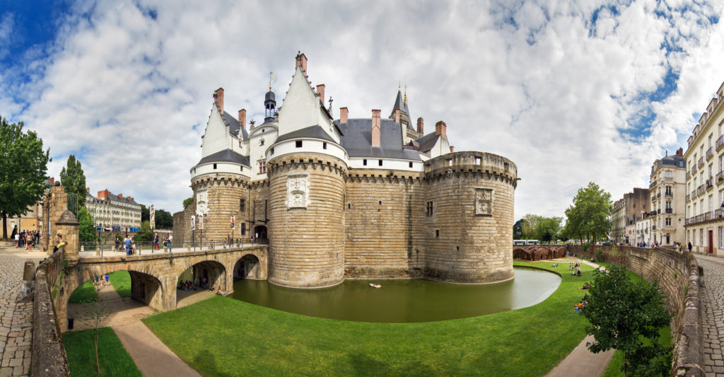 Une image contenant bâtiment, herbe, extérieur, château
Description générée automatiquement