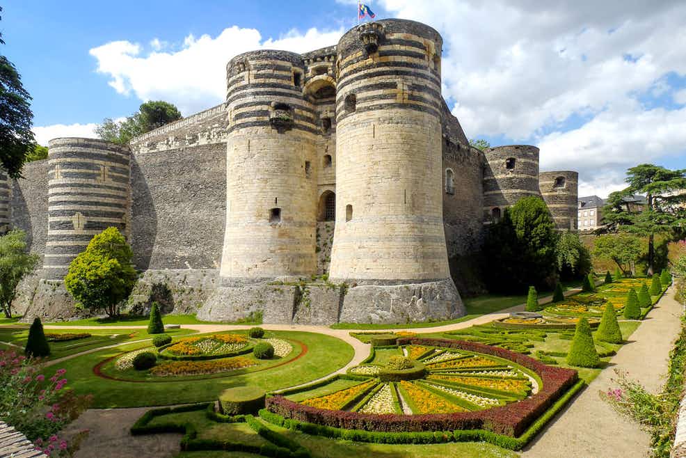 Une image contenant ciel, extérieur, bâtiment, herbe
Description générée automatiquement