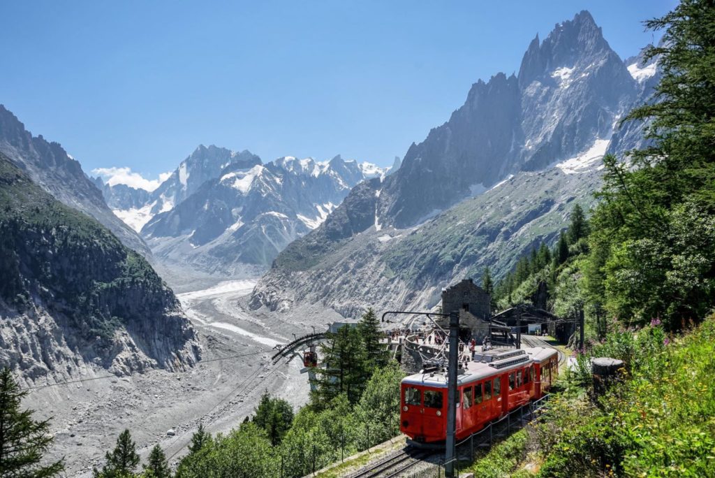 Une image contenant montagne, train, extérieur, voie
Description générée automatiquement