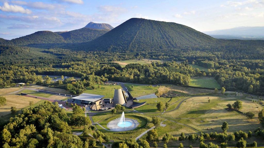 Une image contenant montagne, ciel, herbe, extérieur
Description générée automatiquement
