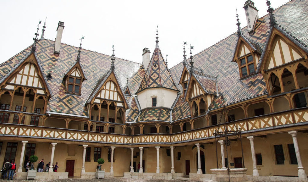 Une image contenant bâtiment, extérieur, vieux, toit
Description générée automatiquement