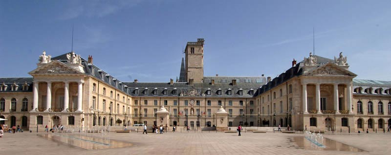 Une image contenant bâtiment, ciel, extérieur, rue
Description générée automatiquement
