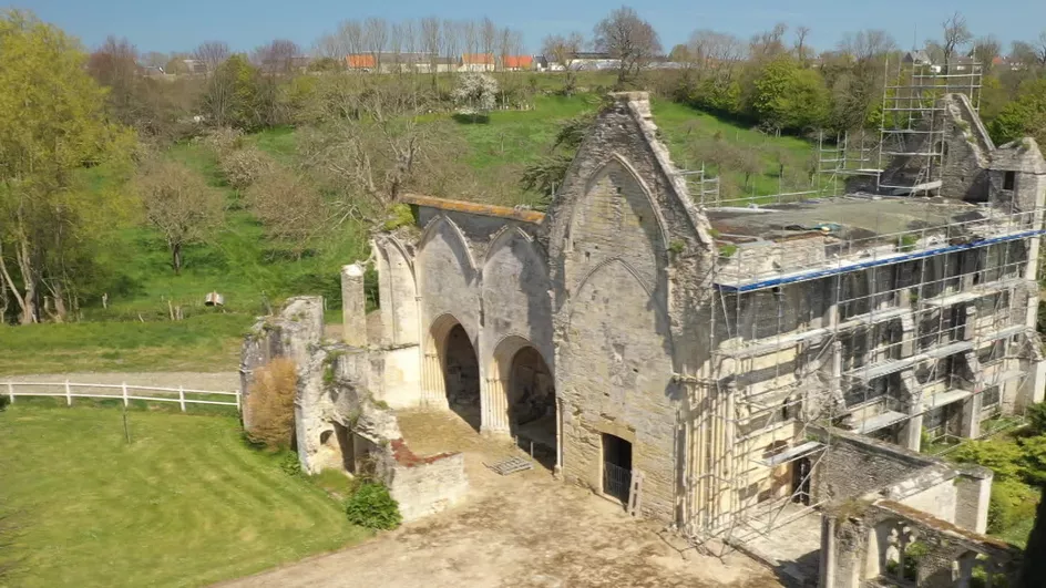 Travaux de l'abbaye Sainte-Marie de Longues-sur-Mer.