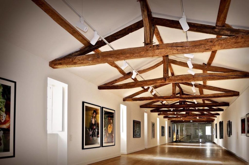 Une image contenant intérieur, mur, plafond, bois
Description générée automatiquement