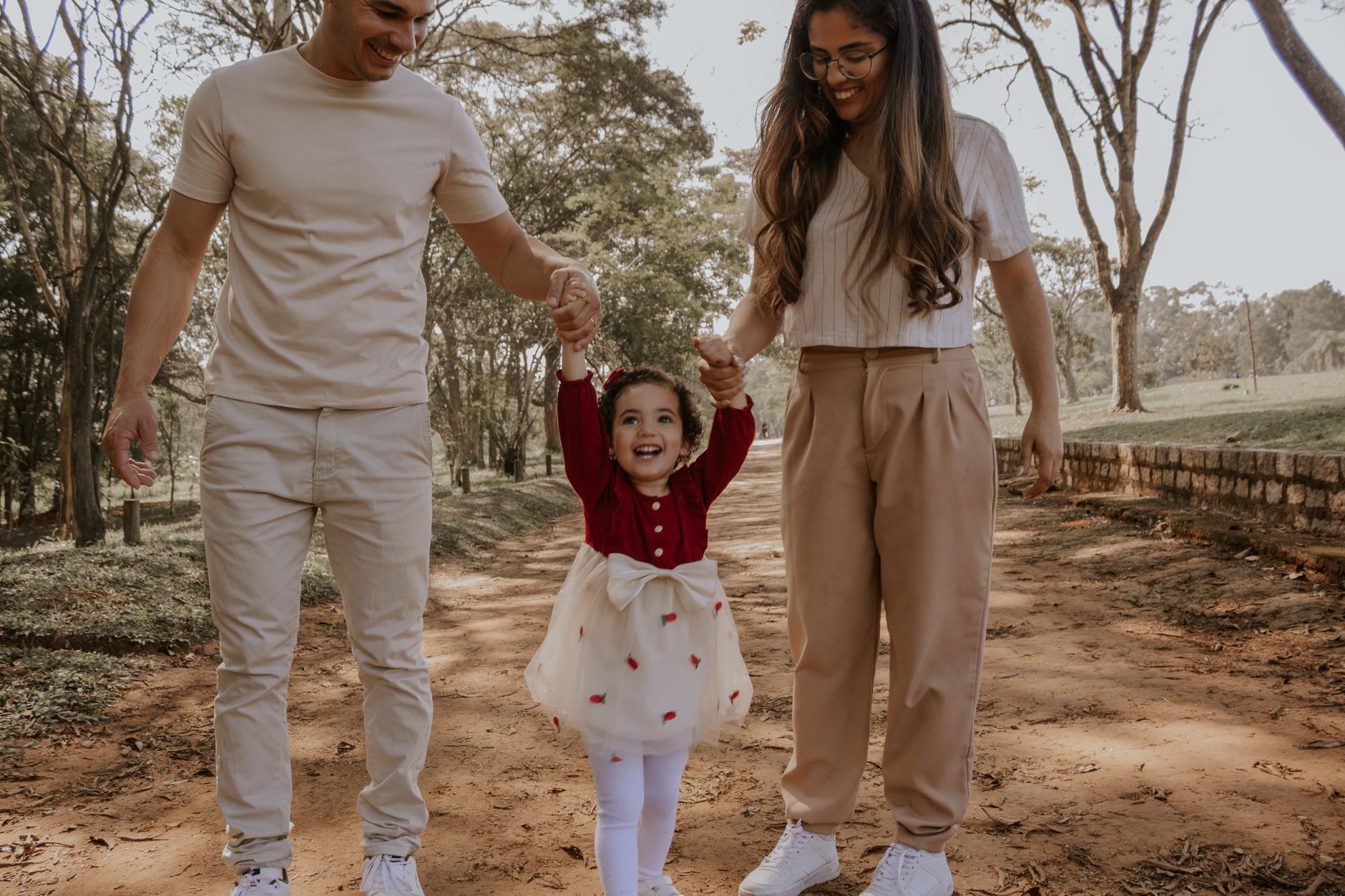 Famille visitant un logement neuf en location-accession PSLA