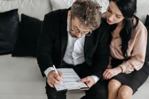Couple signant une clause de remploi assurance vie chez le notaire
