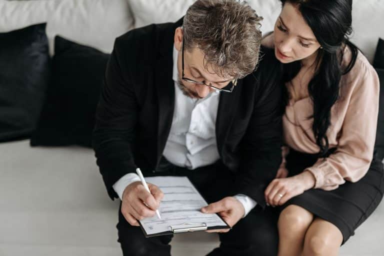 Couple signant une clause de remploi assurance vie chez le notaire