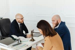 Famille française consultant un notaire pour succession contrat de capitalisation