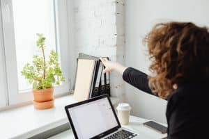 Propriétaire remplissant sa déclaration des revenus fonciers 2044