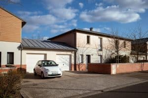Maison familiale française avec documents notariés pour transmission patrimoine immobilier