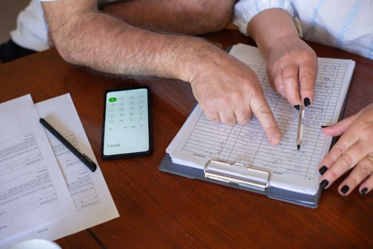 Couple analysant fiscalité contrat de capitalisation à domicile