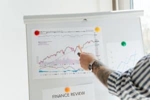 Investisseur analyse fiscalité plus-values mobilières sur ordinateur