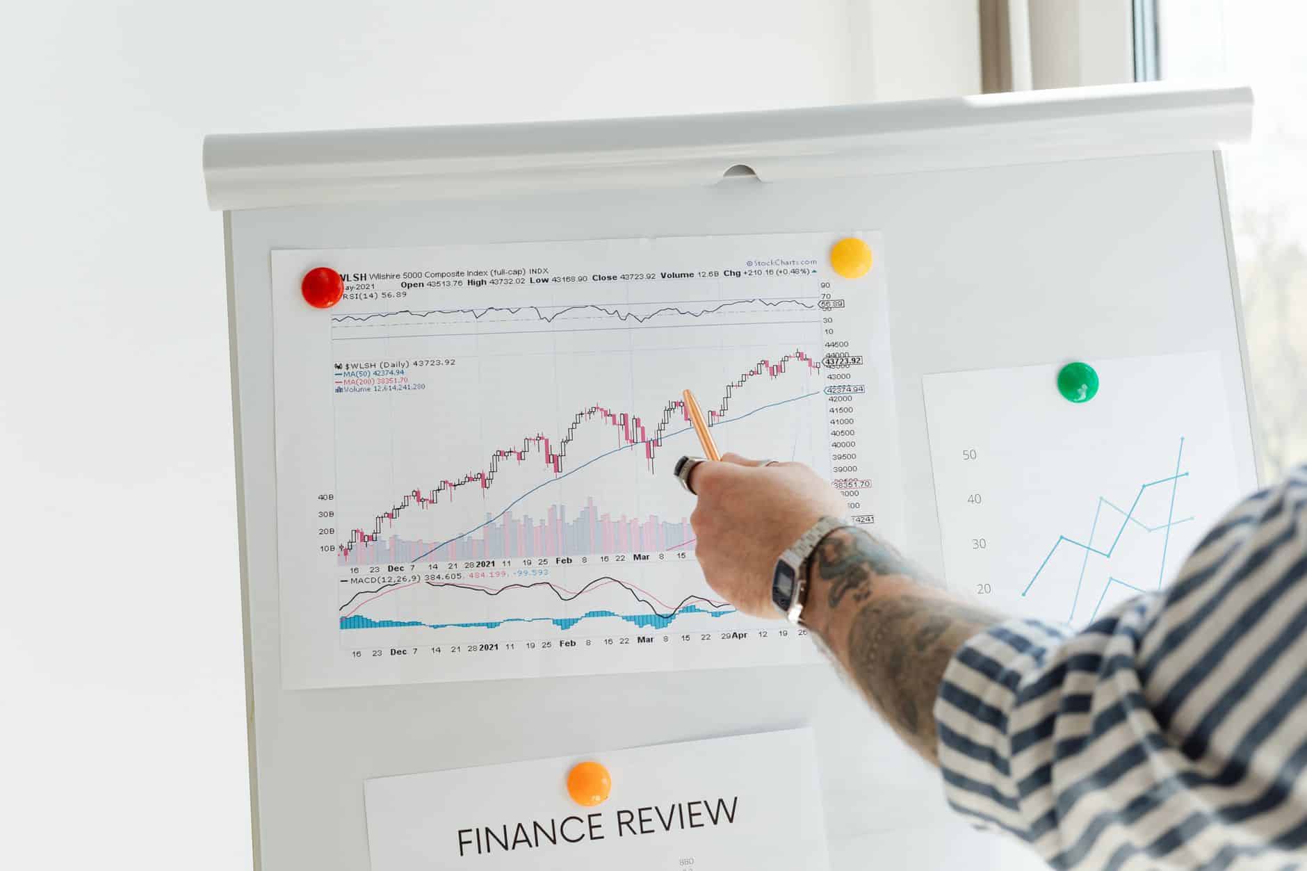 Investisseur analyse fiscalité plus-values mobilières sur ordinateur