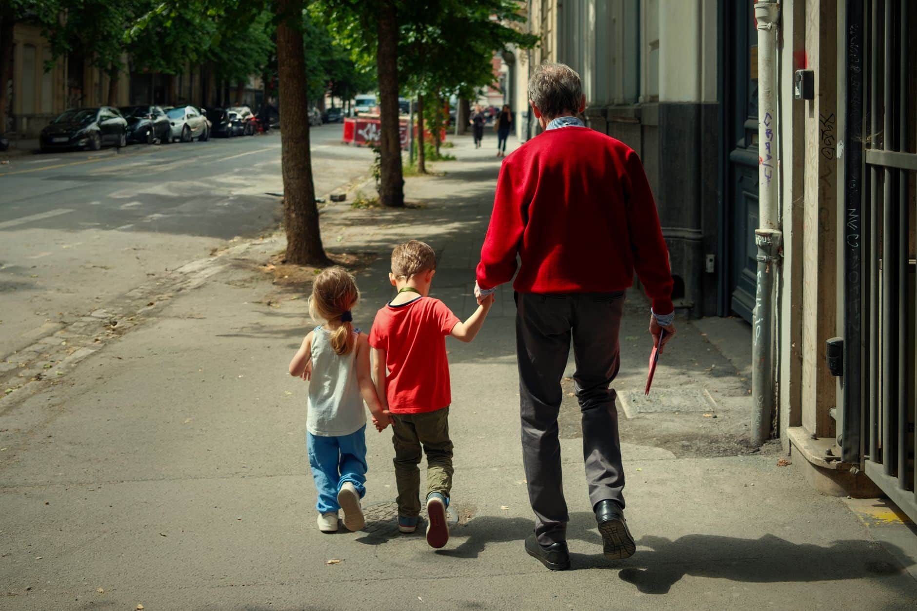 Grands-parents transmettant les clés d'un bien immobilier à leur enfant adulte