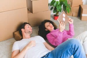 Couple comparant offre courtier et meilleure offre prêt immobilier banque