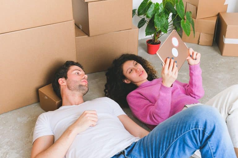 Couple comparant offre courtier et meilleure offre prêt immobilier banque