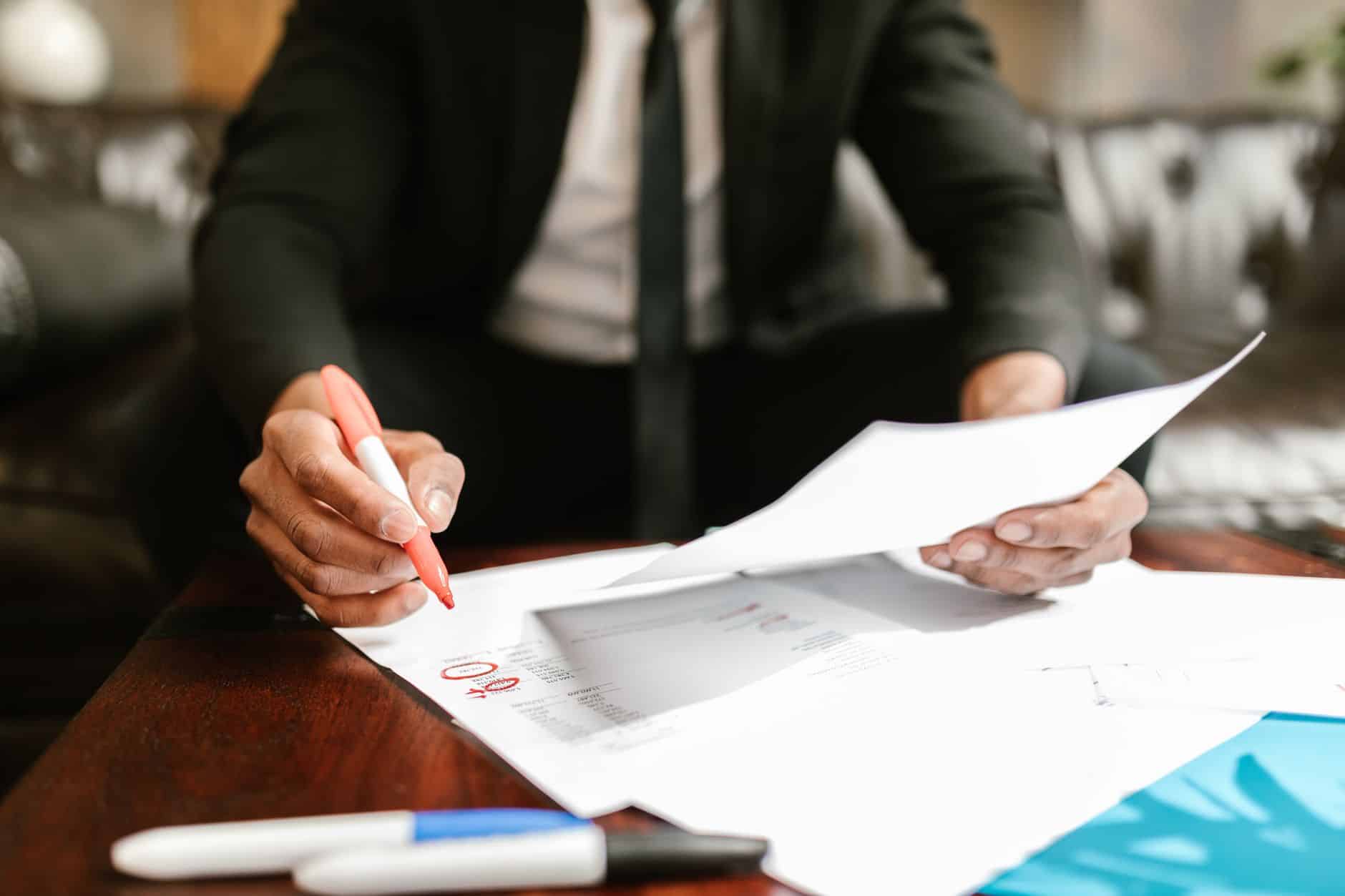 Courtier immobilier présentant contre-proposition à emprunteur après meilleure offre