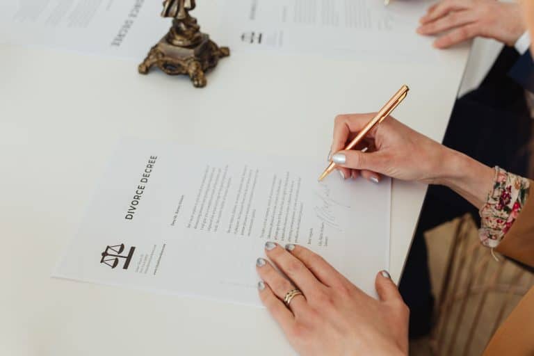 Renonciation à l'usufruit signée chez le notaire en France