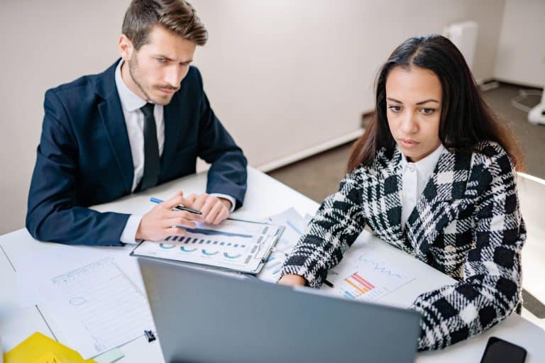 Deux investisseurs créant une SCI pour un investissement locatif immobilier