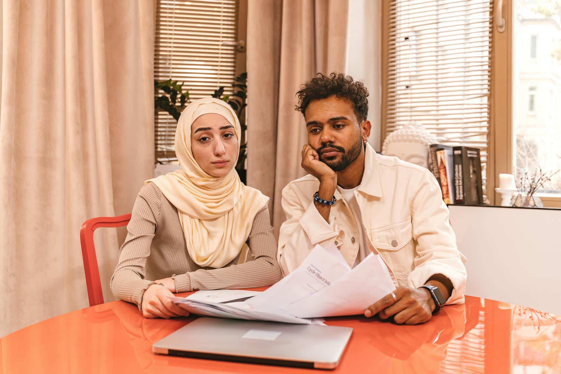 Couple français simulant investissement locatif avec conseiller patrimonial