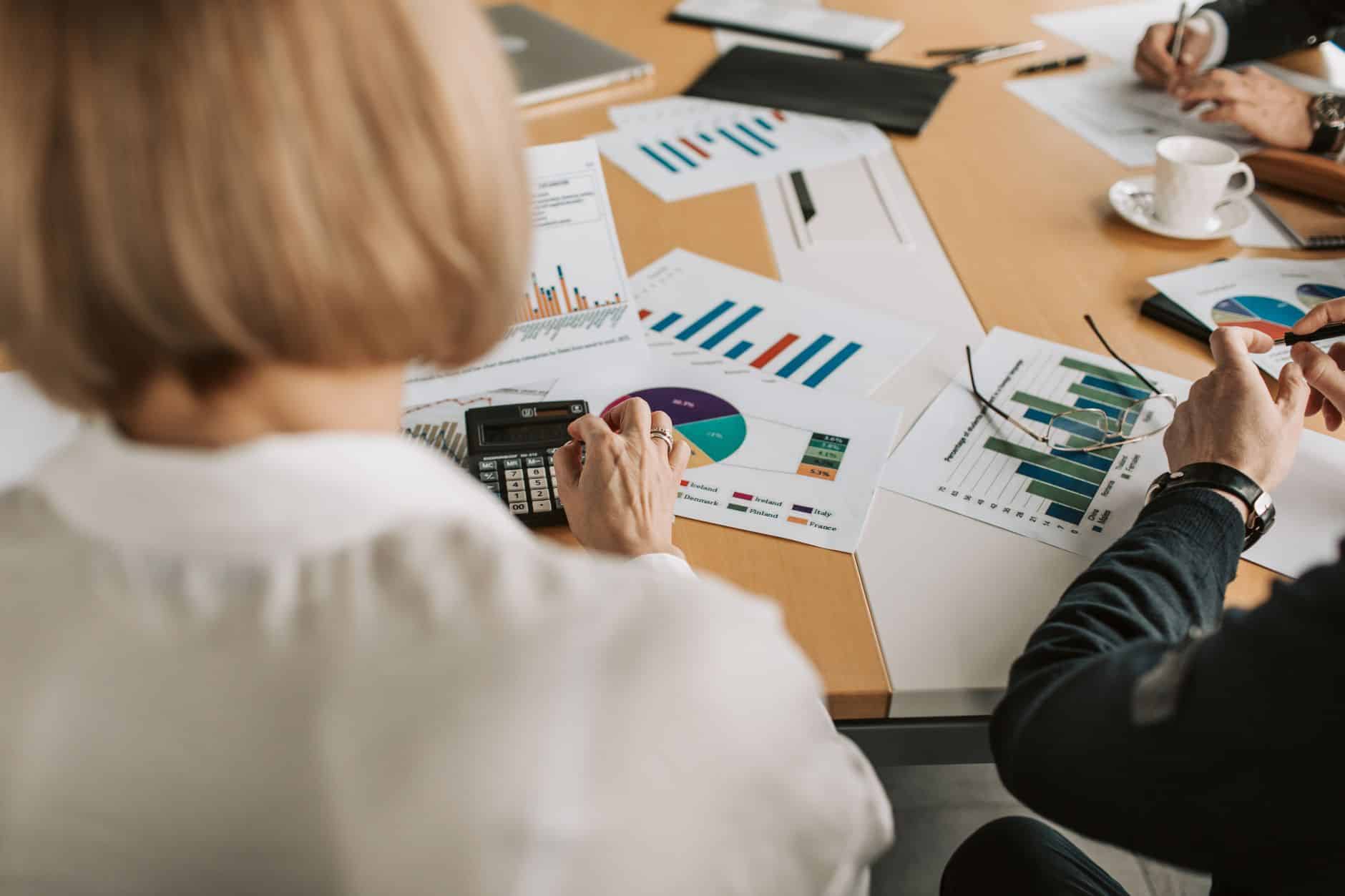 Conseiller patrimonial présentant une simulation fiscale à un couple retraité