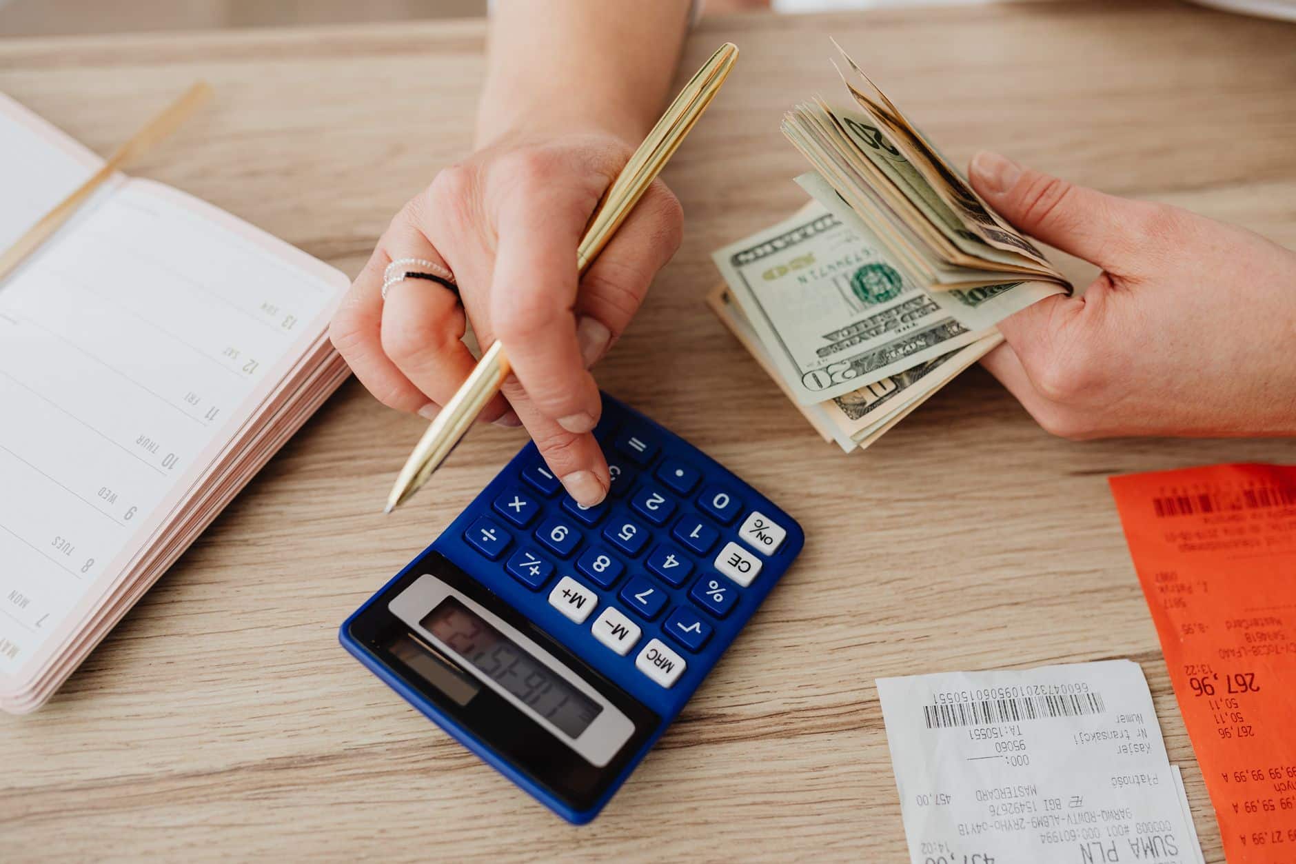 Calcul prorata loyer à la main avec calculatrice sur bureau