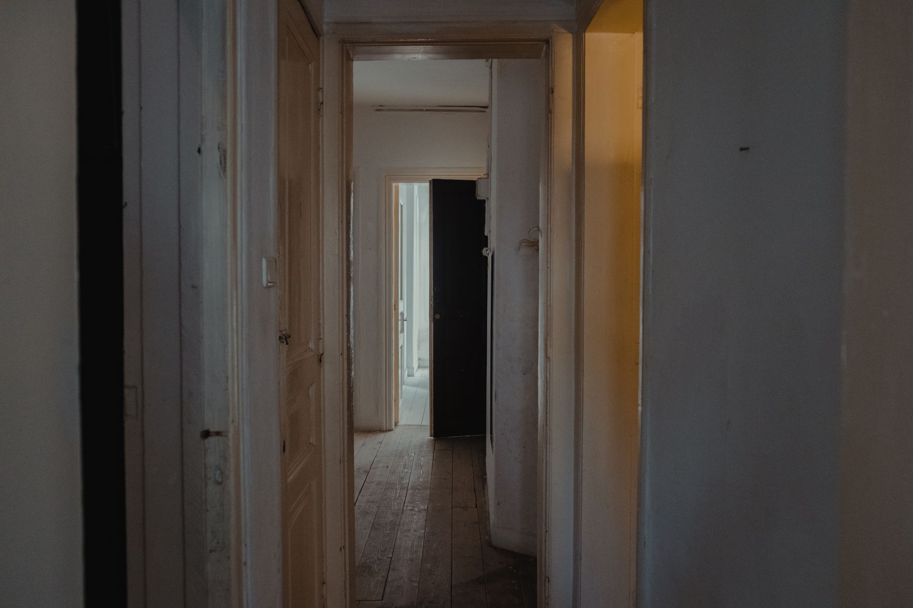 Appartement vide avec clés symbolisant entrée en cours de mois