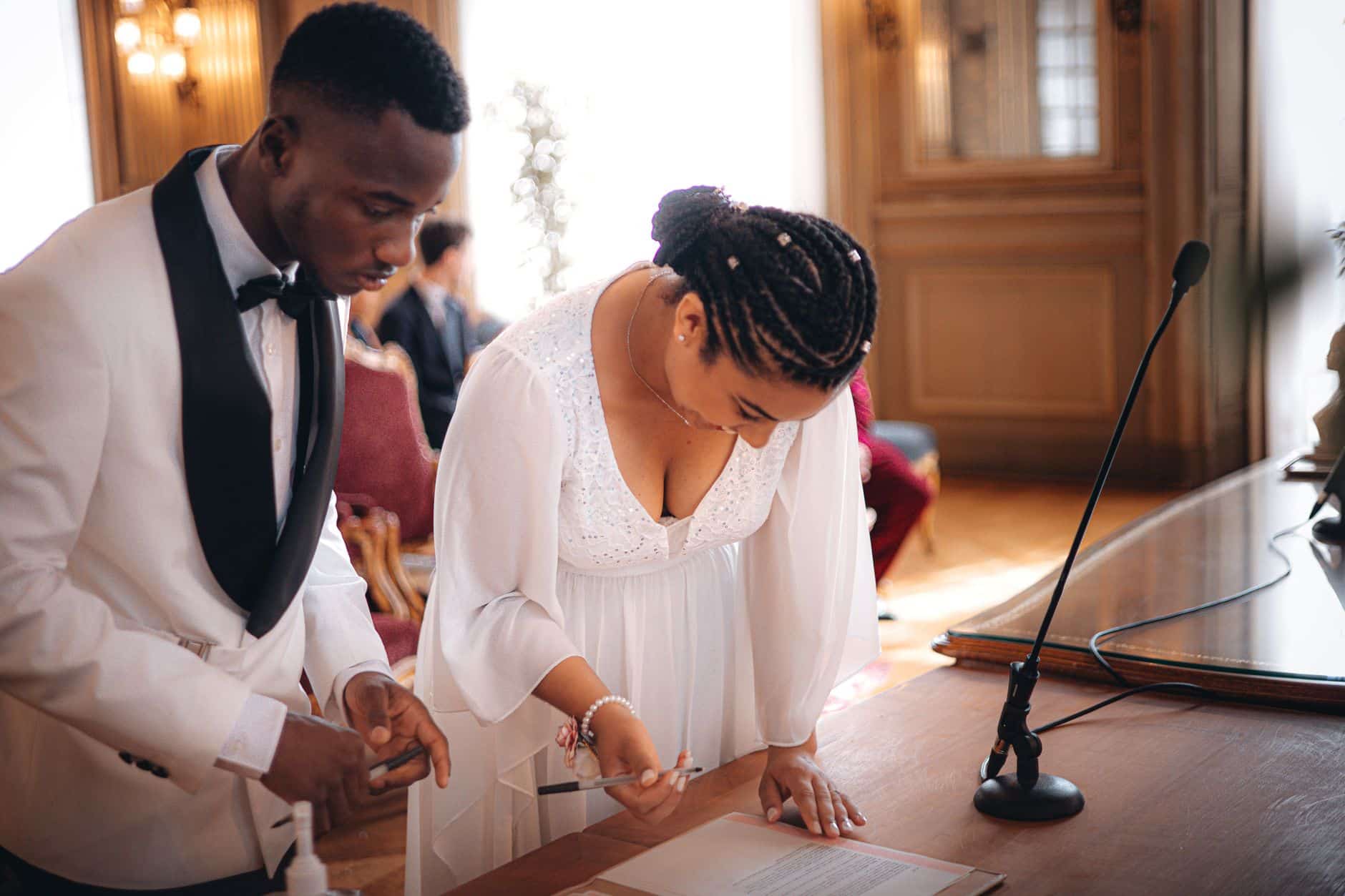Couple signant contrat de communauté universelle chez notaire
