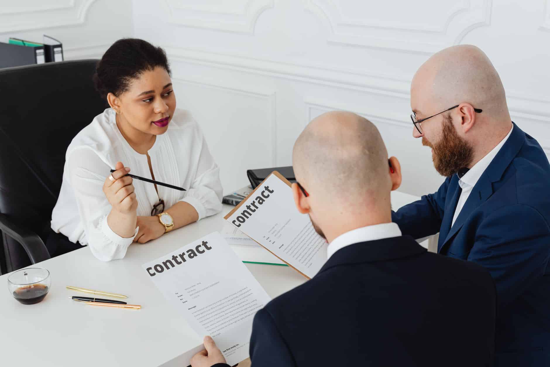 Notaire expliquant droits du conjoint survivant à une veuve