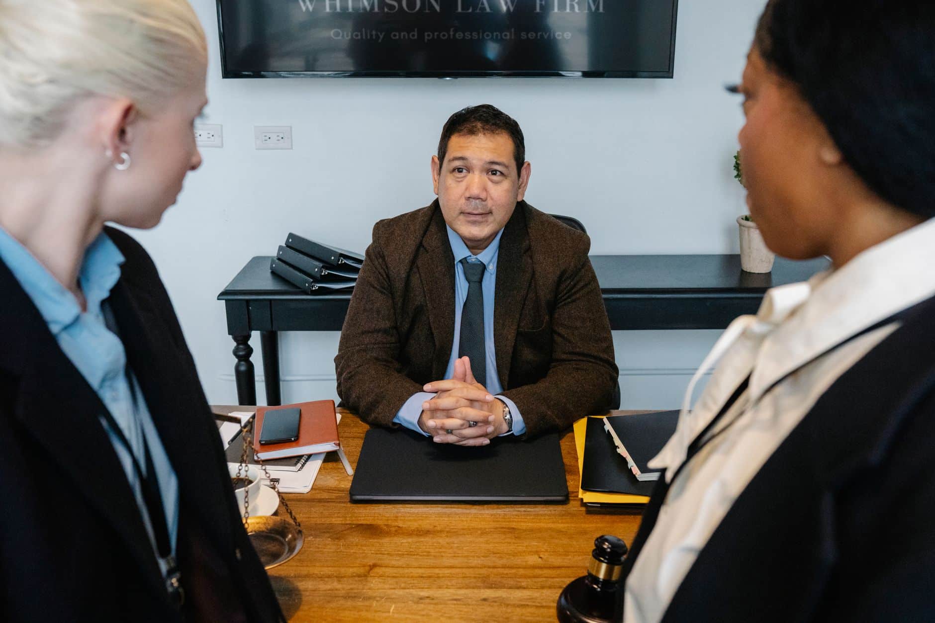 Homme consultant notaire pour action en retranchement succession