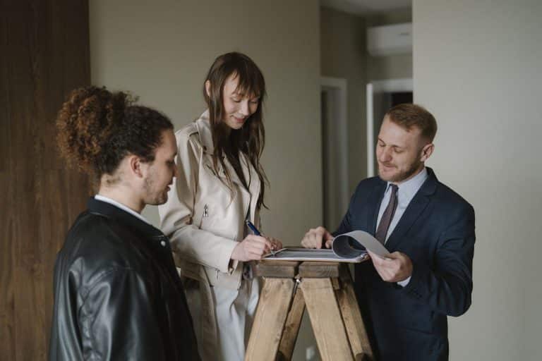 Couple examinant documents de défiscalisation LMNP et investissement immobilier meublé