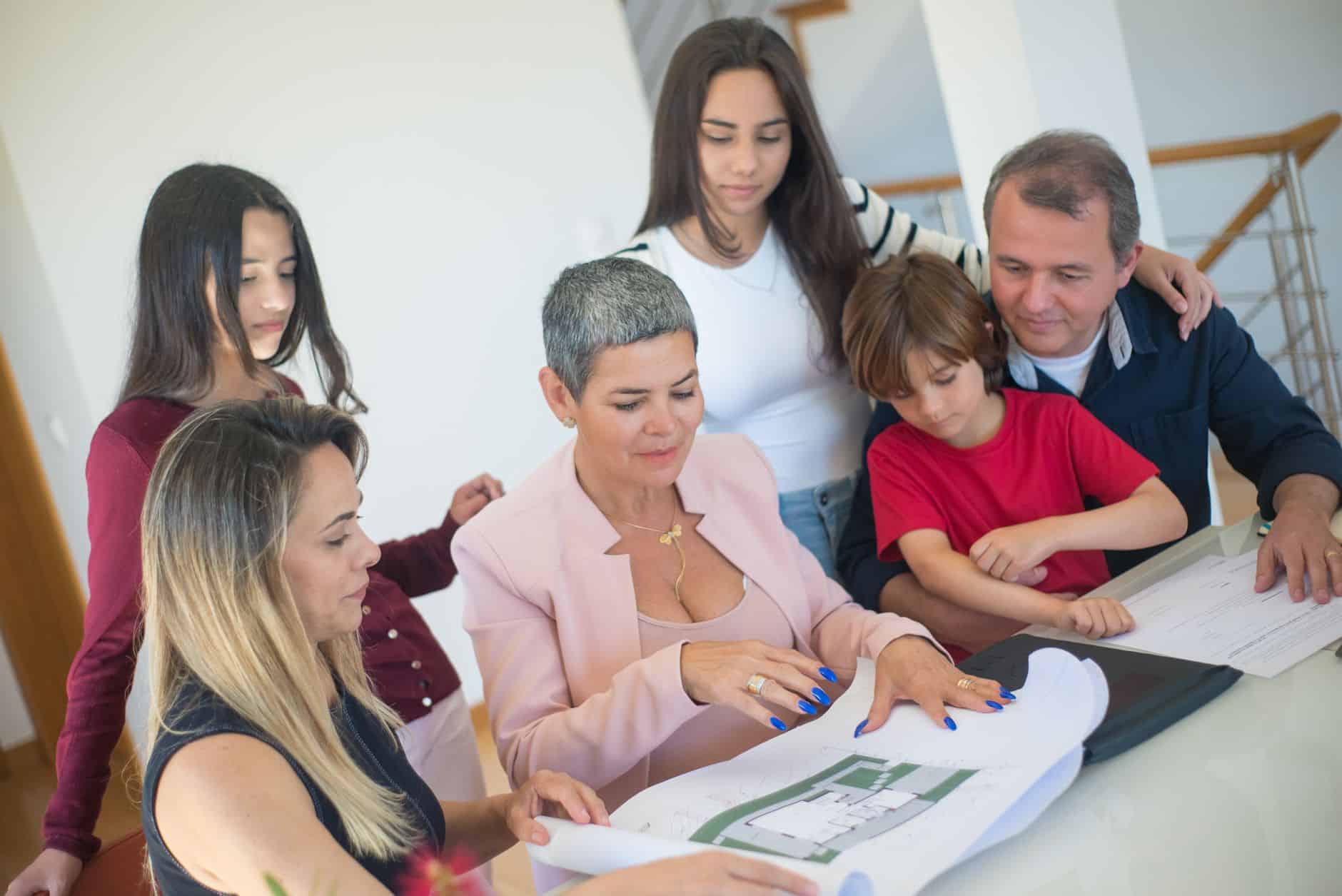 Notaire examinant acte propriété pour règlement succession immobilière
