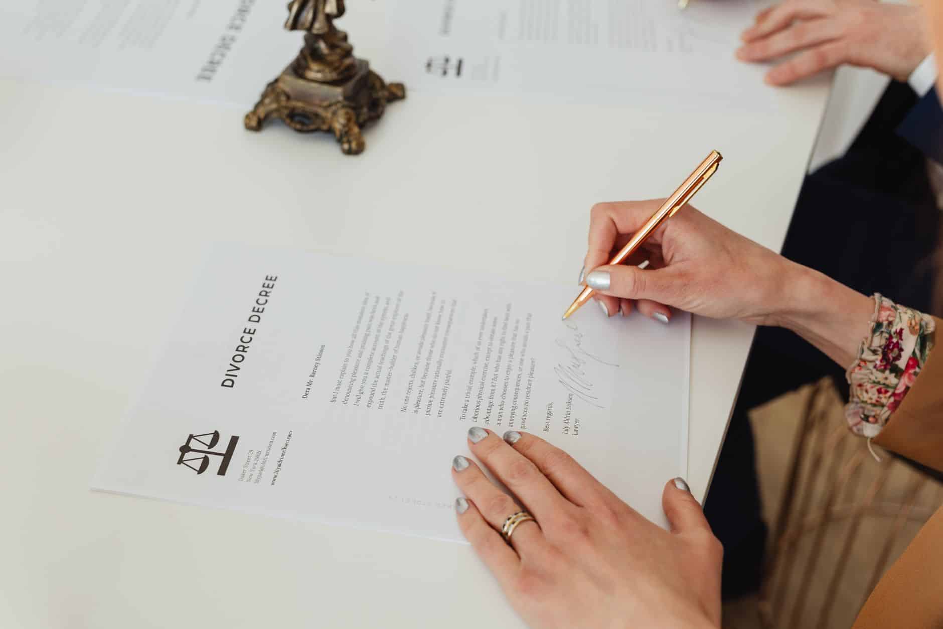 Héritiers signant acte de partage succession chez notaire