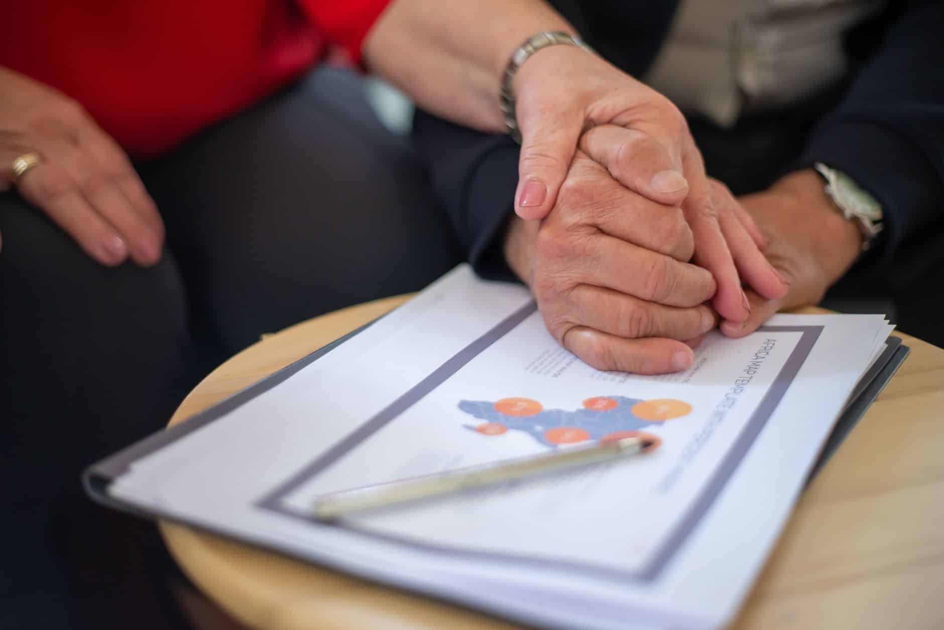 Couple investisseur étudiant la réduction d'impôt loi Pinel ancien documents