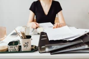 Femme préparant les documents pour une succession sans notaire