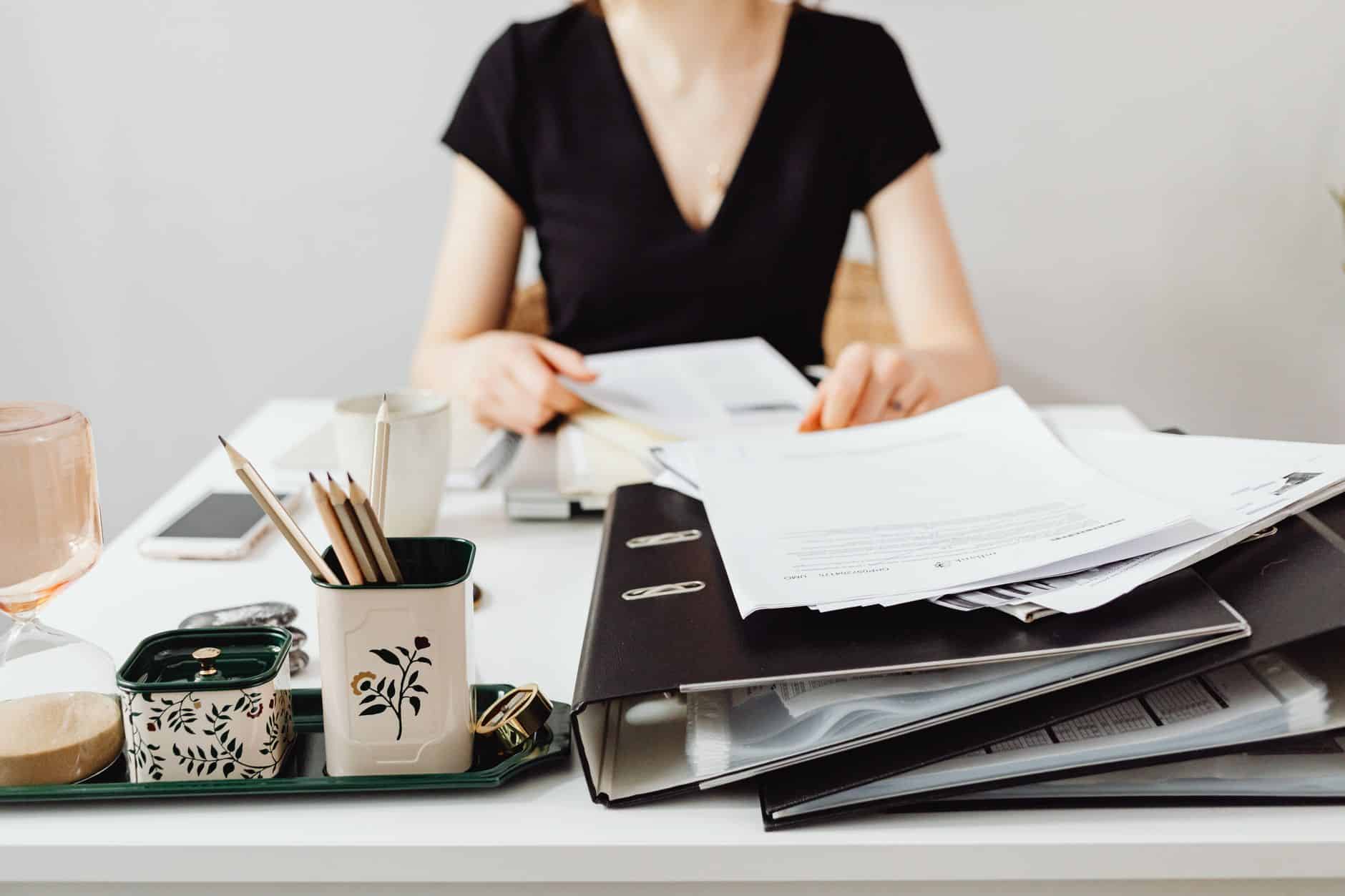 Femme préparant les documents pour une succession sans notaire