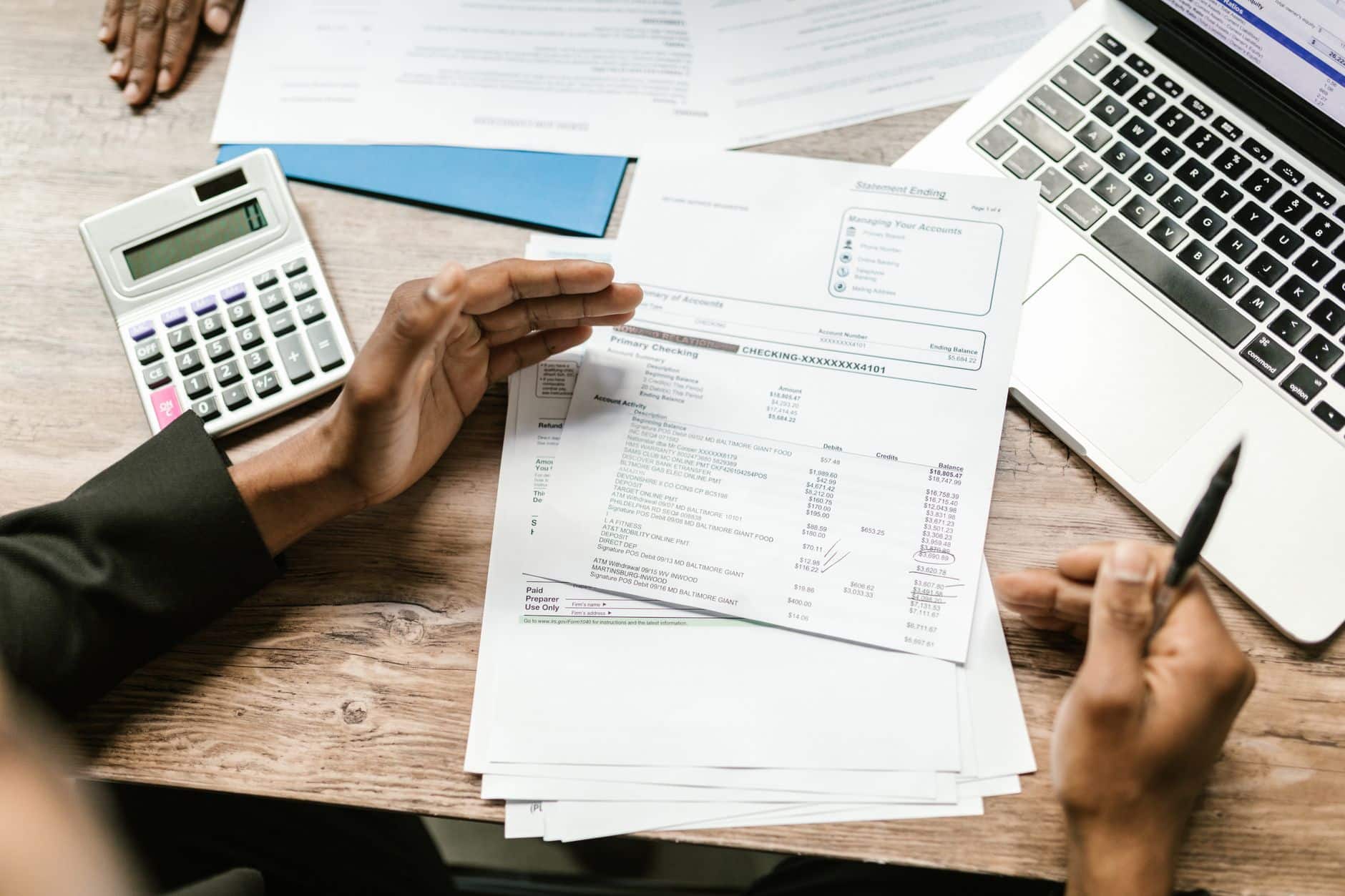 Héritiers examinant les relevés bancaires pour une succession modeste