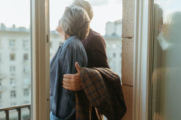Couple retraité examine avantages assurance vie après 8 ans