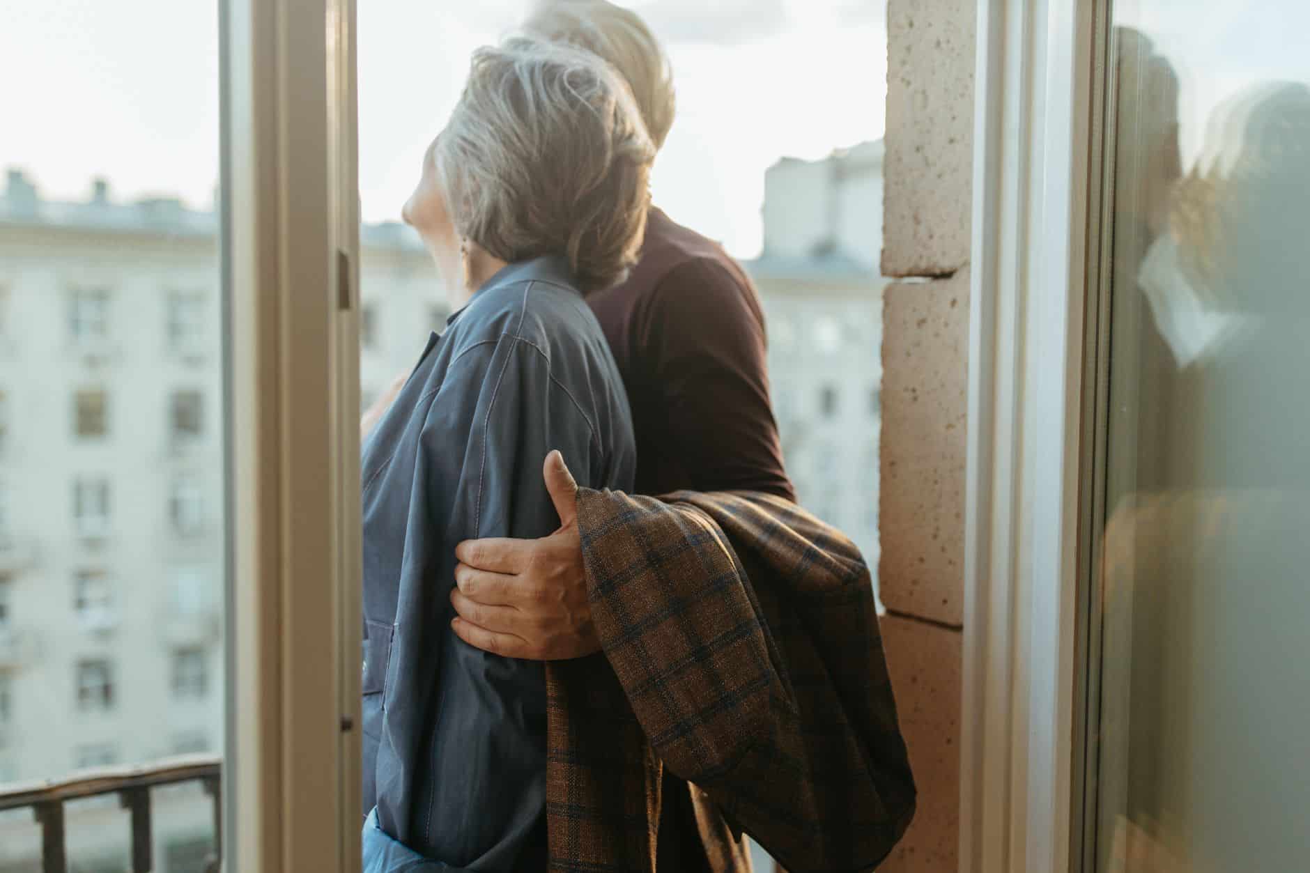 Couple retraité examine avantages assurance vie après 8 ans