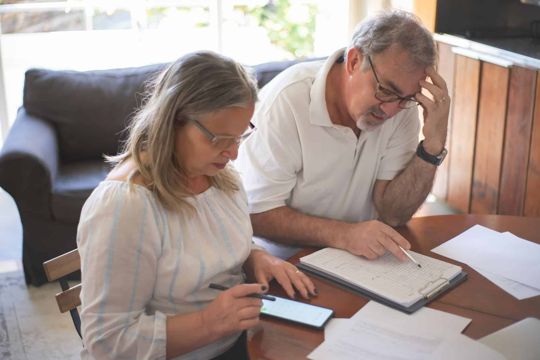 Couple consulte conseiller pour rachats programmés assurance vie