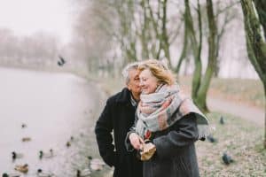 Couple senior calculant une rente viagère avec notaire