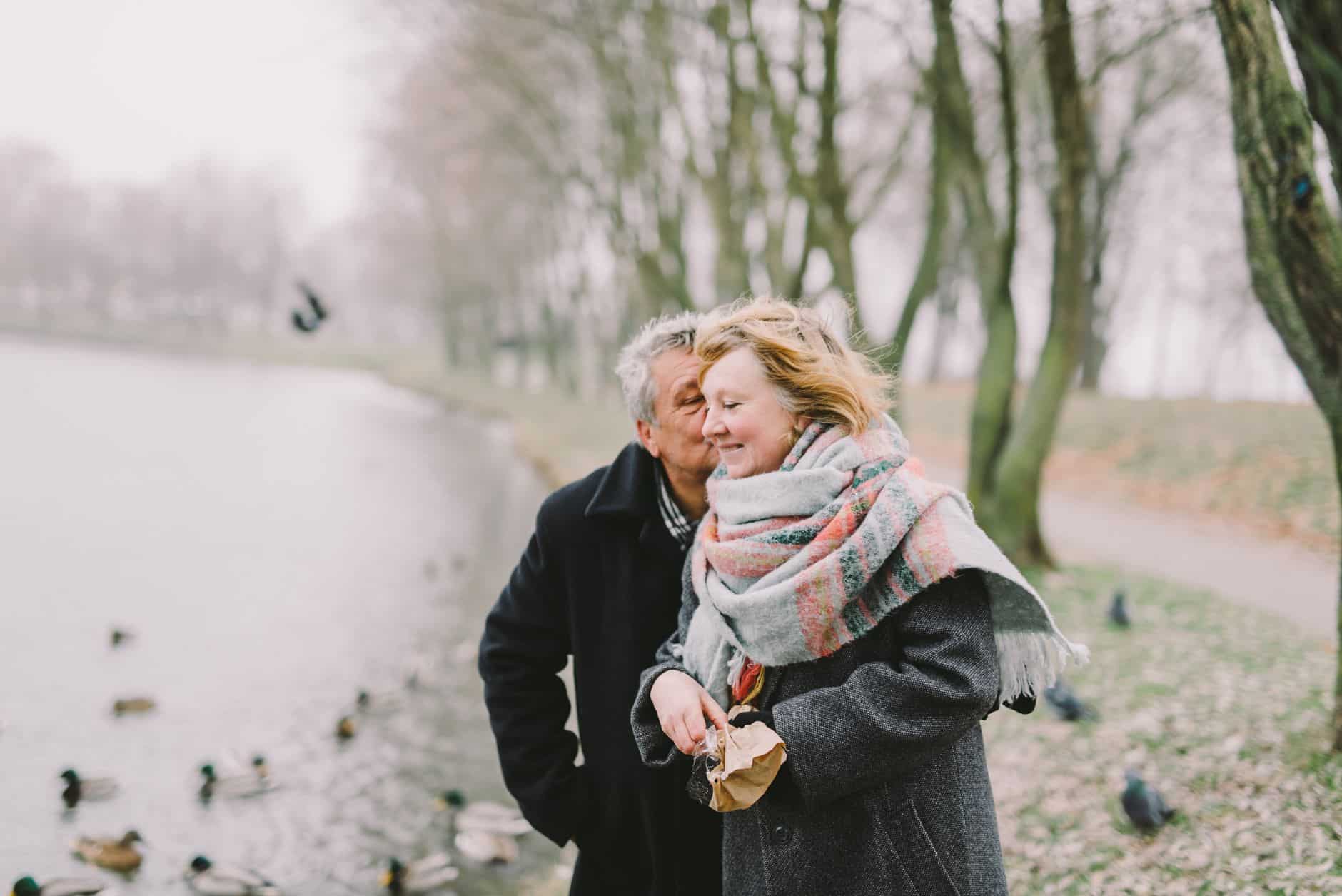 Couple senior calculant une rente viagère avec notaire