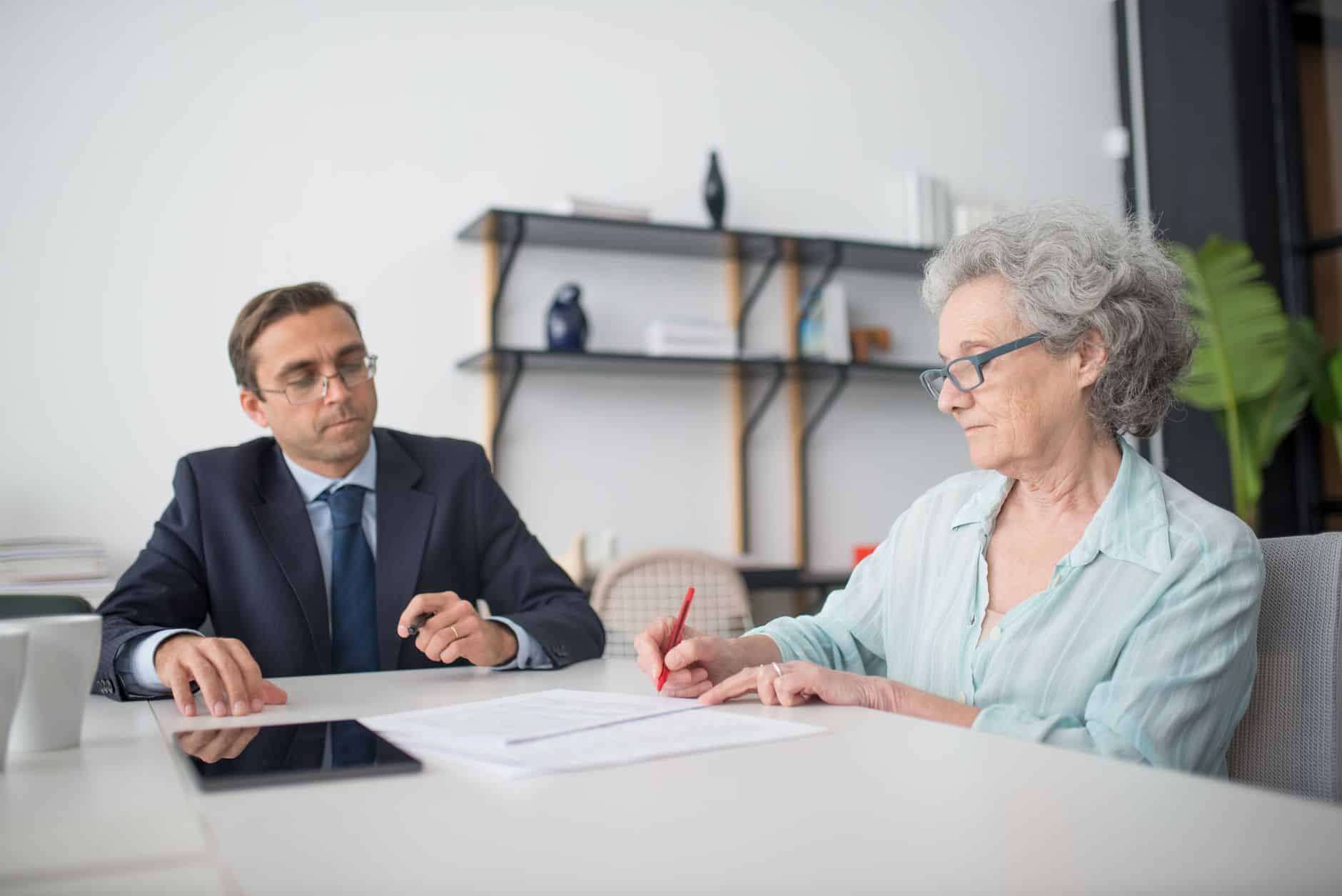 Femme signant contrat viager pour rente viagère immobilière