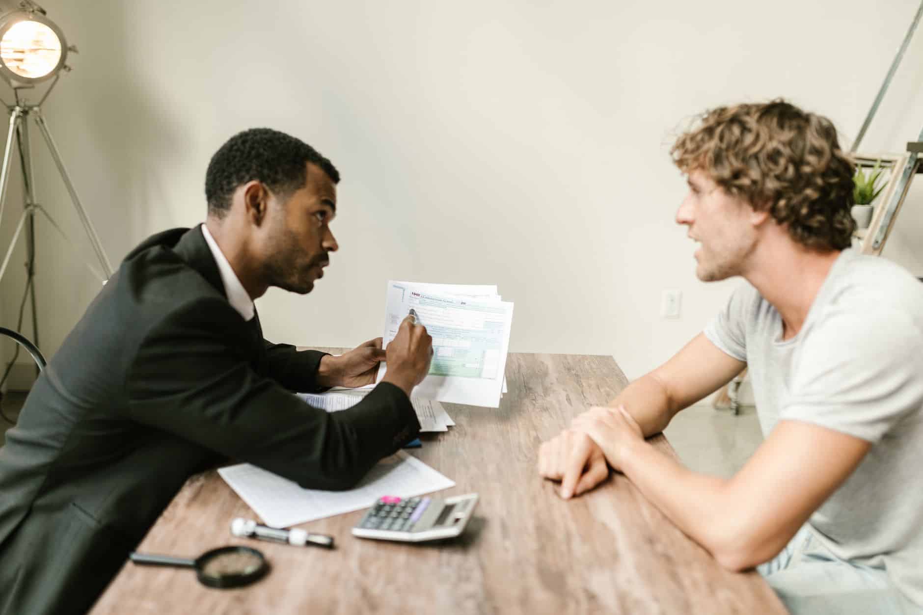 Conseiller montrant simulateur de rente PER à un retraité