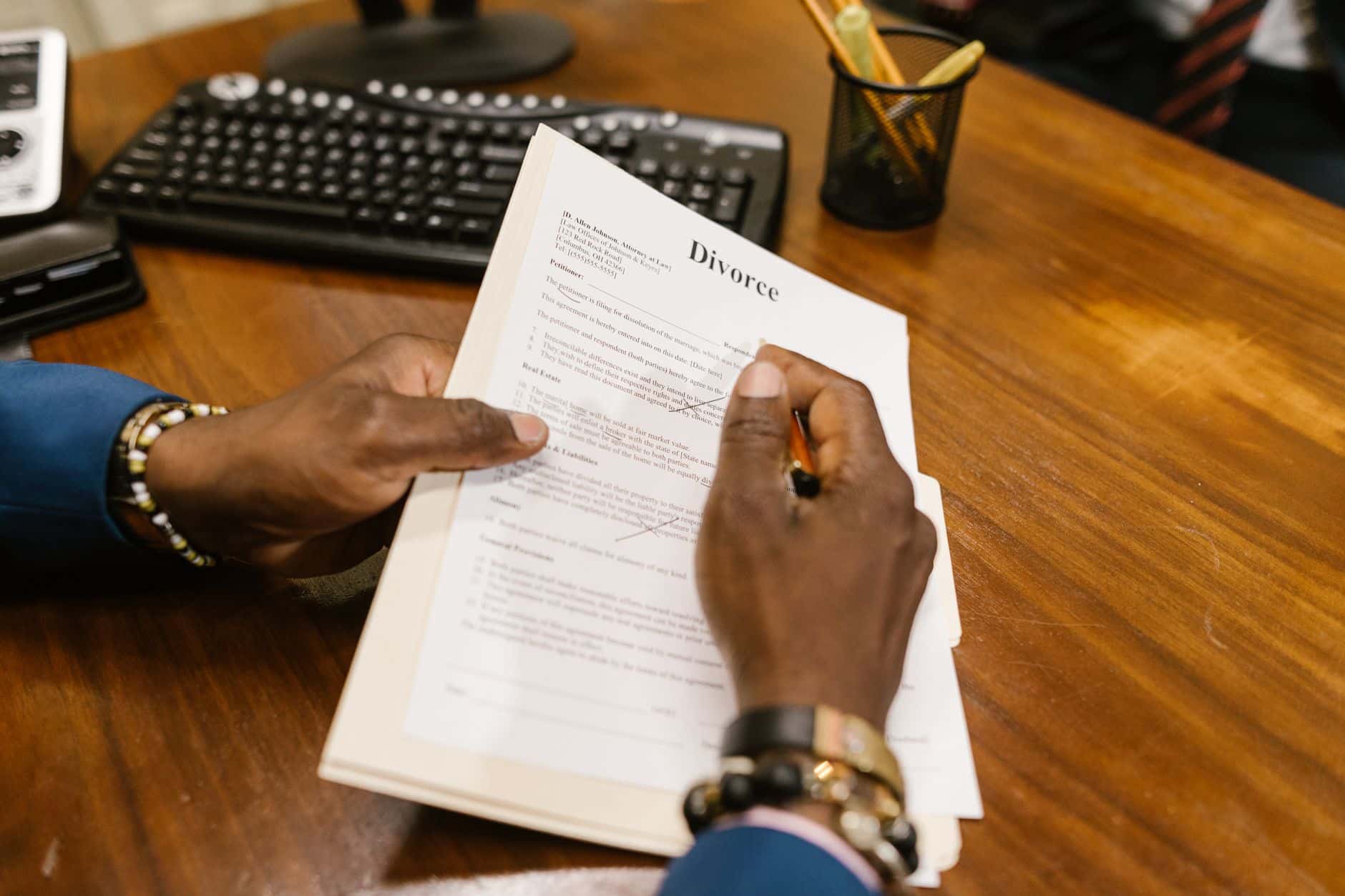 Documents de succession chez le notaire, actes et tampon officiel