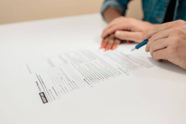 Deux associés signent les statuts pour monter une SCI chez le notaire