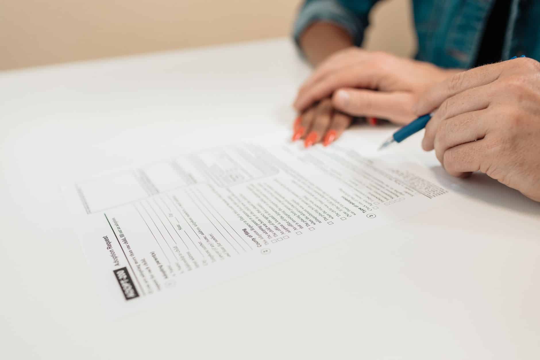 Deux associés signent les statuts pour monter une SCI chez le notaire