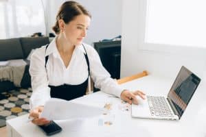 Propriétaire remplissant son pré-état daté en copropriété