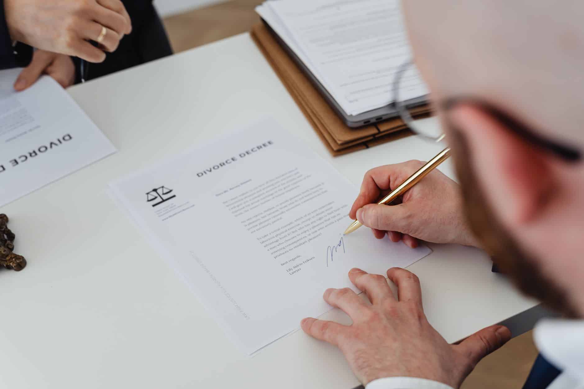 Contrat de communauté universelle avec clause d'attribution sur bureau notarial