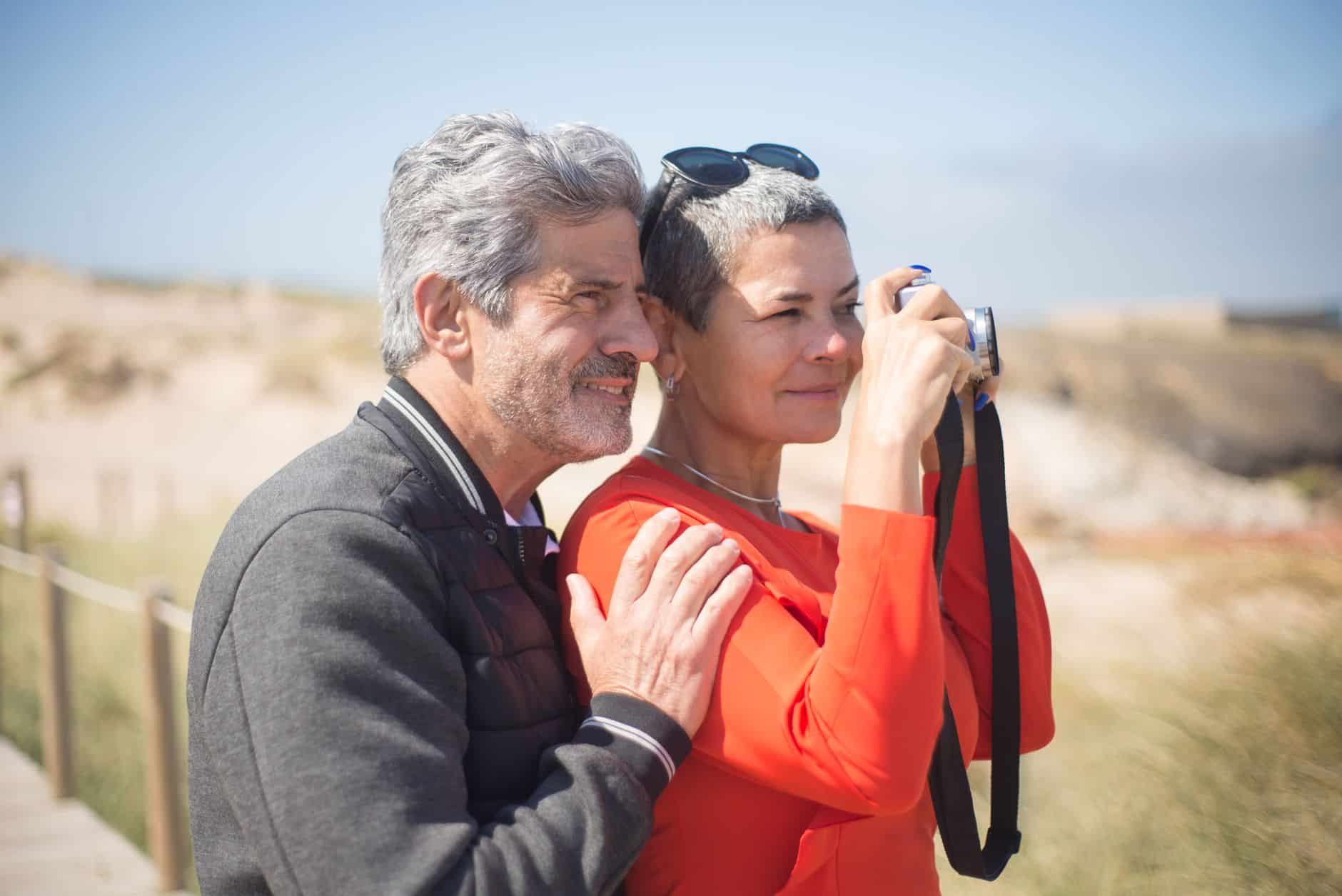 Couple analysant leur régime matrimonial et protection du conjoint survivant